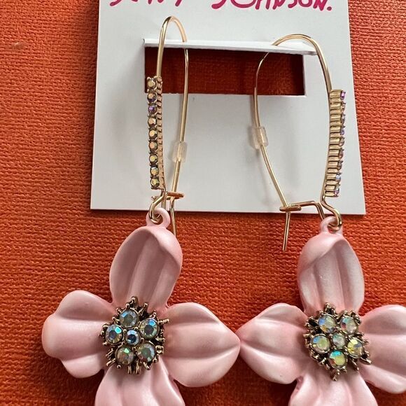 🩷 Betsey Johnson New stunning dangle pink flower earrings 🩷 - Picture 2 of 7